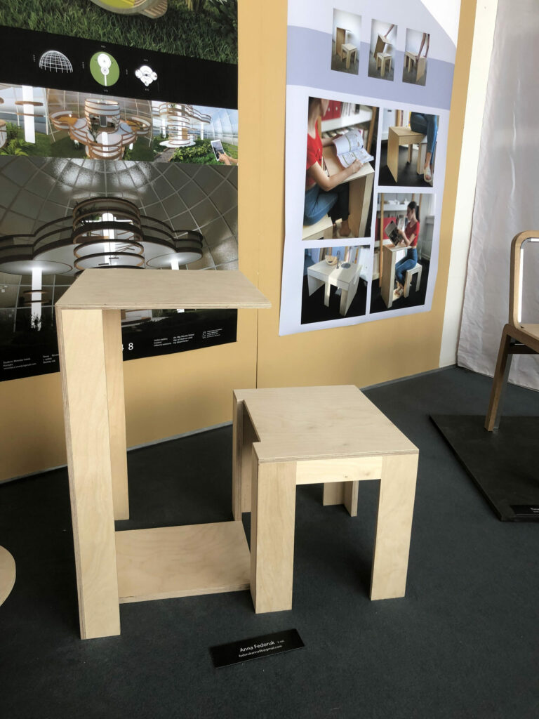 Prototyp stoličky so stolom, z ktorých preklopením vznikne lavička. Projekt študentky Anny. Foto: Anna Ulahelová