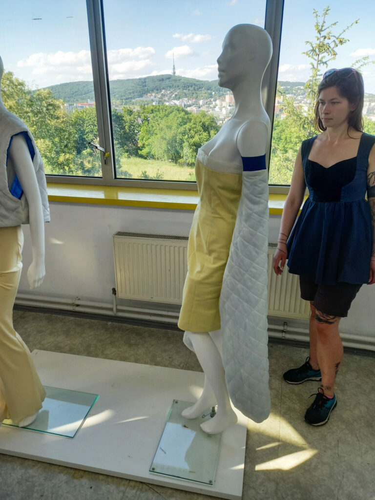 Zoya si prezerá odev, ktorý navrhla jedna z ukrajinských študentiek. Foto: Tomáš Jančařík