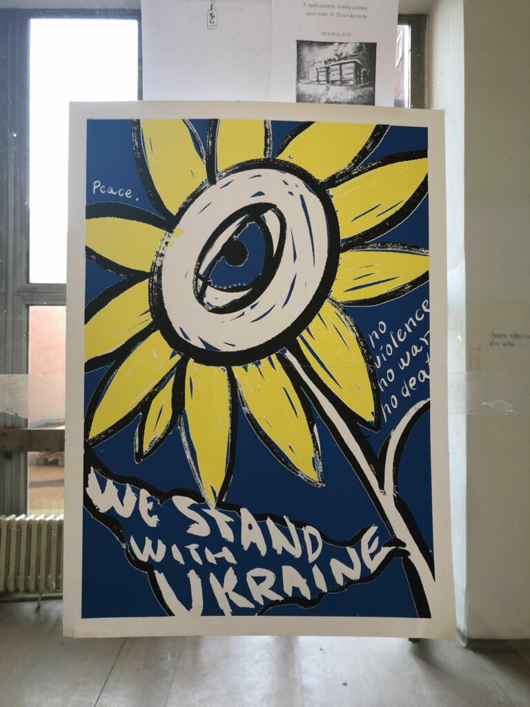 Plagát na benefičnú aukciu diel a grafík, ktorá prebehla z iniciatívy študentov Katedry grafiky a iných médií na podporu Ukrajiny. Foto: Anna Ulahelová