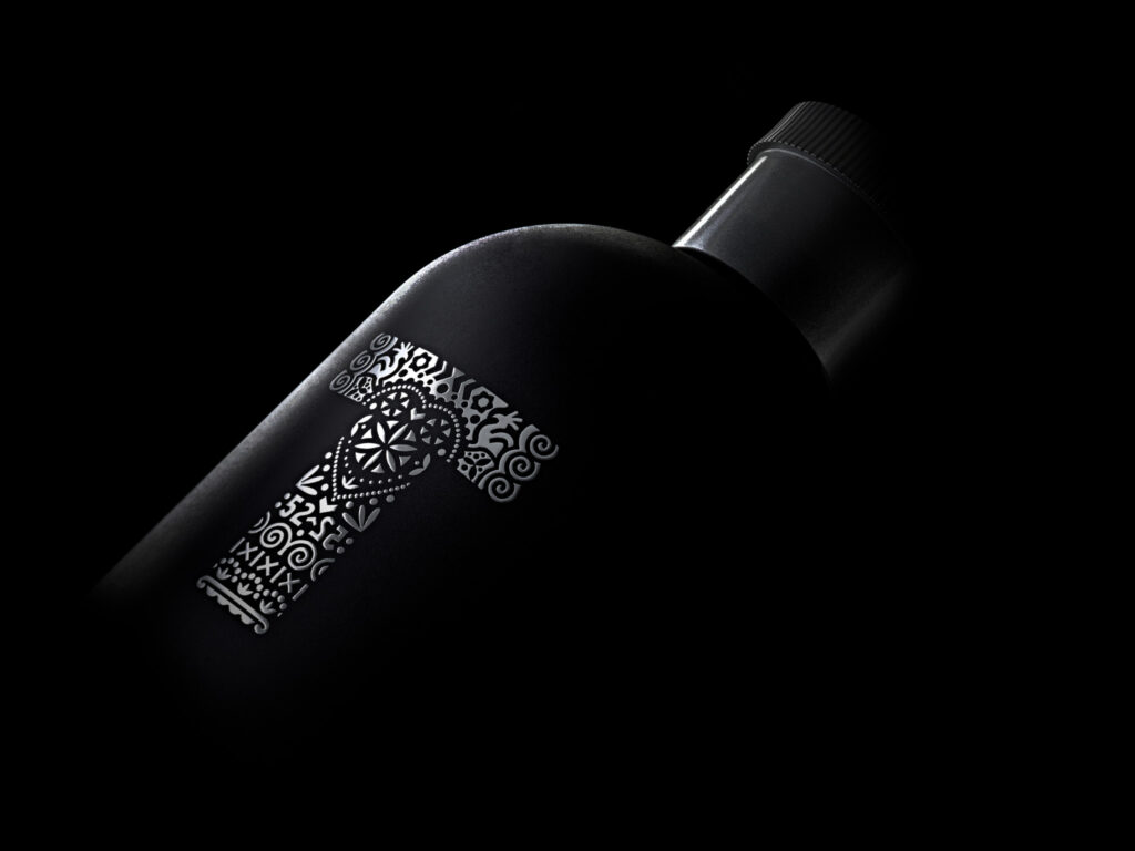 Dizajn fľaše a logotyp pre populárny silný alkoholický nápoj Tatratea, klient Karloff, 2010.