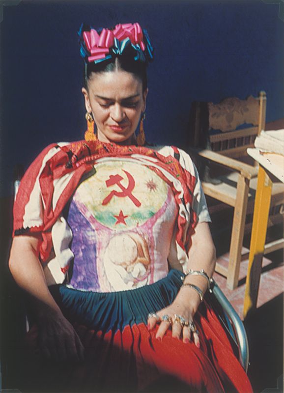 Florence Arquin: Frida Kahlo odhaľujúca svoj korzet namaľovaný pod odevom huipil, pravdepodobne 1951. © DR, collection privée © Diego Rivera and Frida Kahlo archives, Bank of México, fiduciary in the Frida Kahlo and Diego Rivera Museums Trust 