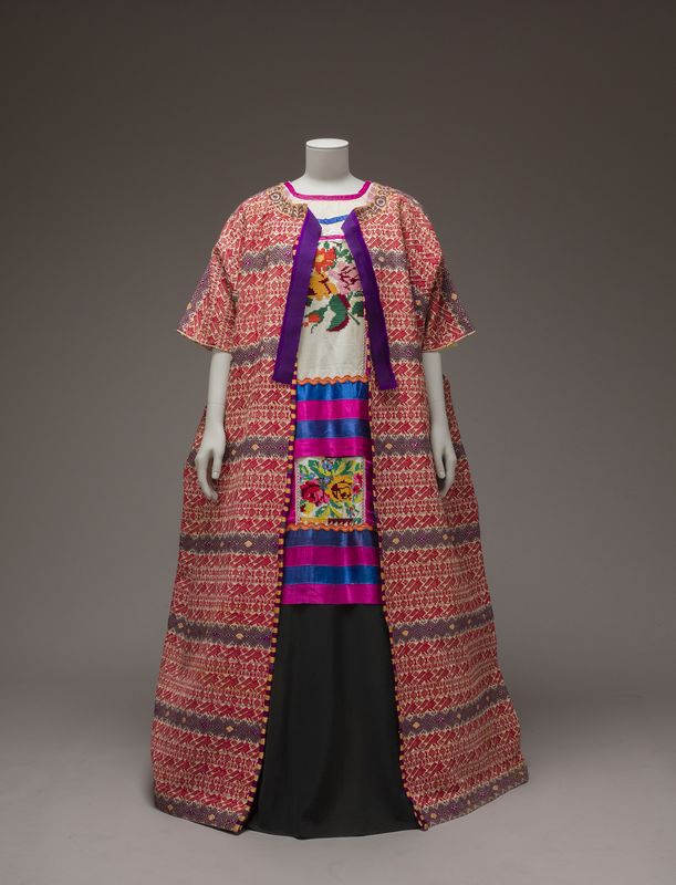Bavlnený kabát z Guatemaly, ručne vyšívaný mazatécky huipil (tunika) so saténovými stuhami © Museo Frida Kahlo - Casa Azul collection - Javier Hinojosa, 2017 