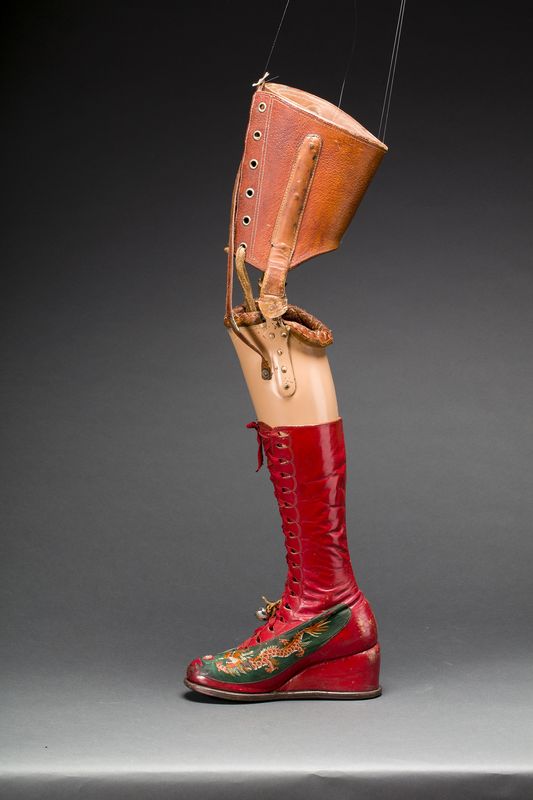 Protéza s koženou čižmou a aplikovaným hodvábom s vyšívanými čínskymi motívmi, 1954. © Museo Frida Kahlo - Casa Azul collection - Javier Hinojosa, 2017 