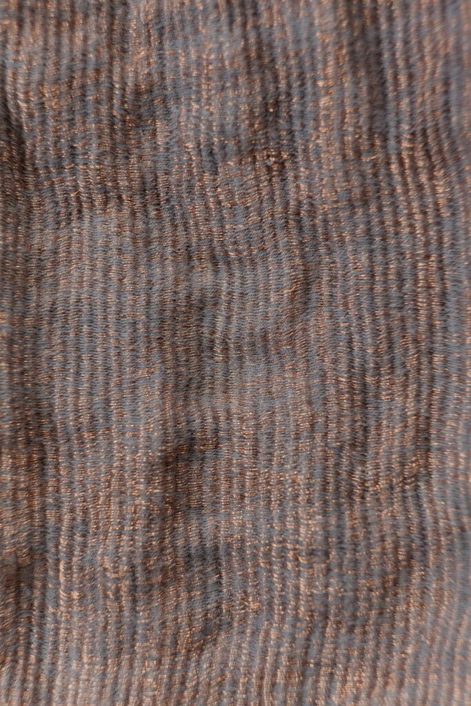Tkaná vzorka zachovávajúca si tvar. Materiál: bavlna, recyklované medené drôty, 2016. Foto: Michaela Dutková