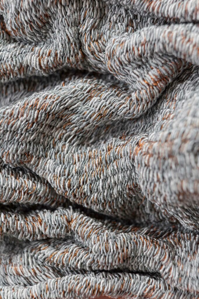 Tkaná vzorka zachovávajúca si tvar. Materiál: bavlna, recyklované medené drôty, 2016.