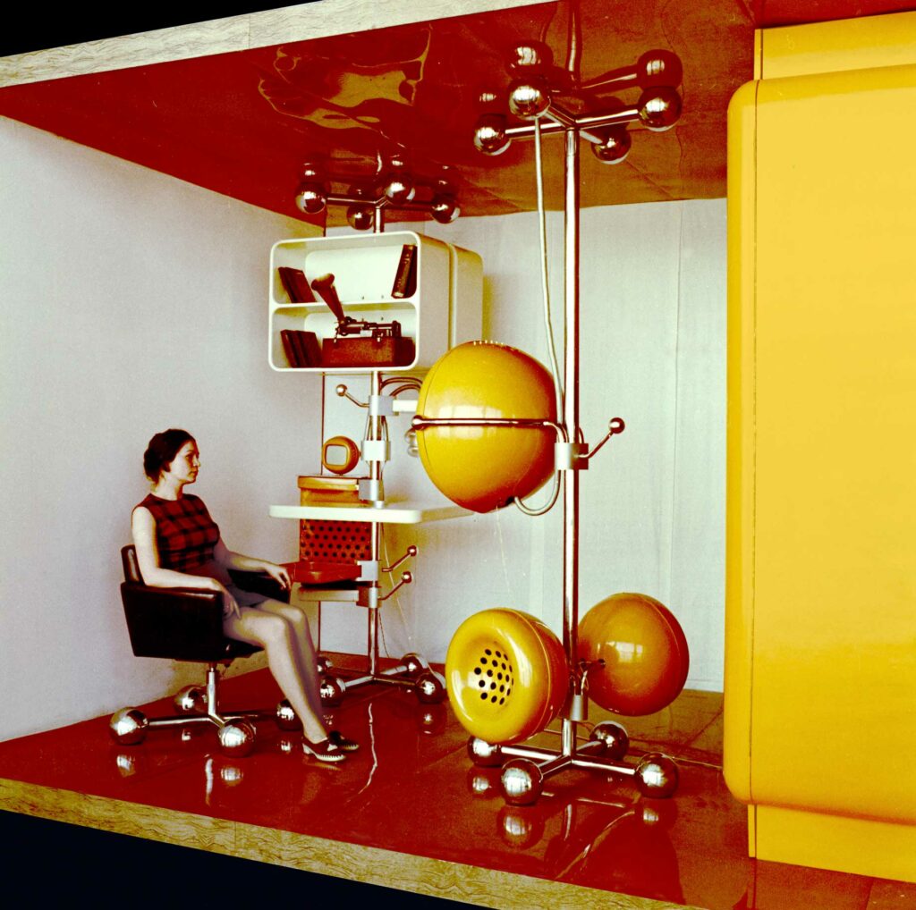 Model inteligentného pracoviska v originálnej veľkosti, časť „domáceho informačného stroja“ vystaveného na výstave elektroniky v Moskve, 1971, reprint 2023, © súkromná zbierka Wladimira Papernyja