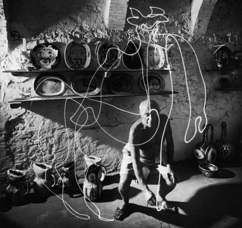 Pablo Picasso kreslí svetelného kentaura. Foto: Gjon Mili. Zdroj: https://www.life.com/ arts-entertainment/behindthe- picture-picassodraws- with-light/