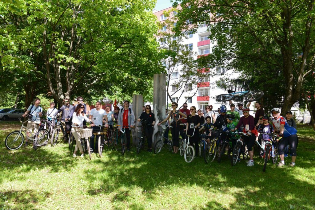 Cykloprehliadka umenia v uliciach mesta Trenčín, organizovaná v rámci projektu Hlava 5, 2019. Foto archív Hlava 5