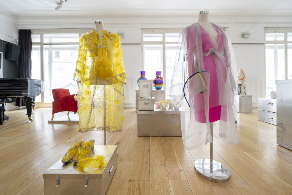 Vľavo Mata Durikovic: Kompostovateľný haute couture odev z kolekcie Pink Matrix Collection / vpravo Mária Štraneková: Zero waste, odev z jedného kusa látky. Foto Adam Šakový, archív Slovenského centra dizajnu 