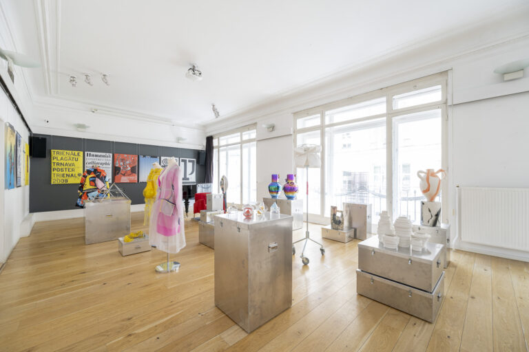 Pohľad do výstavy Transmodernita vo Viedni, júl – september 2023. Foto Adam Šakový, archív Slovenského centra dizajnu