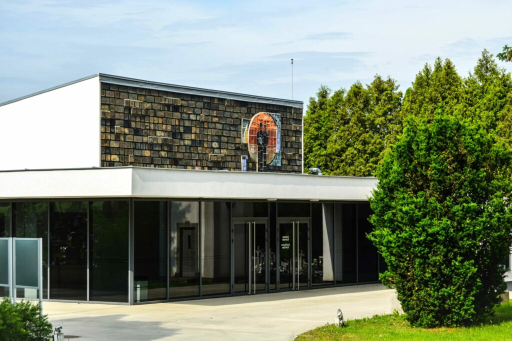 Reliéfna keramická mozaika na podklade z čadičových kachlíc na fasáde domu smútku Solivar, Prešov, Karol Frk, 197, Foto: Mátyás Zagiba