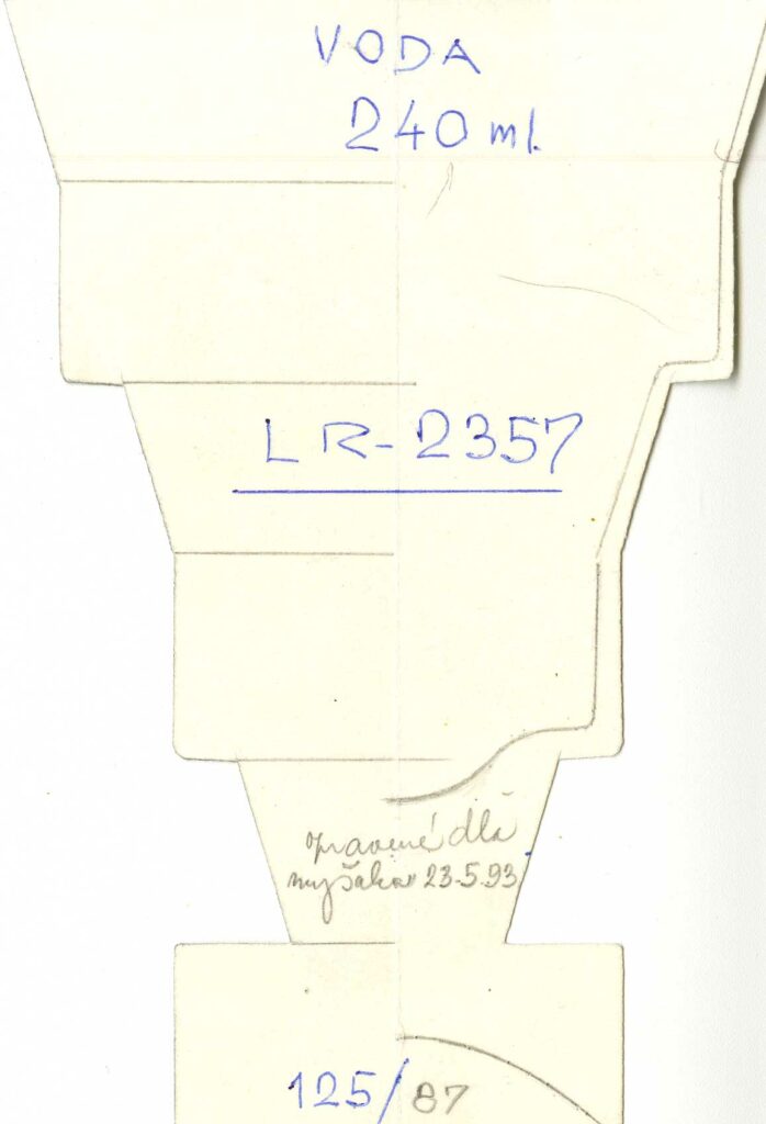 Strih k návrhu pohára na vodu, lícna strana, LR 2357, 1993. Archív RONA, a.s., Lednické Rovne.
