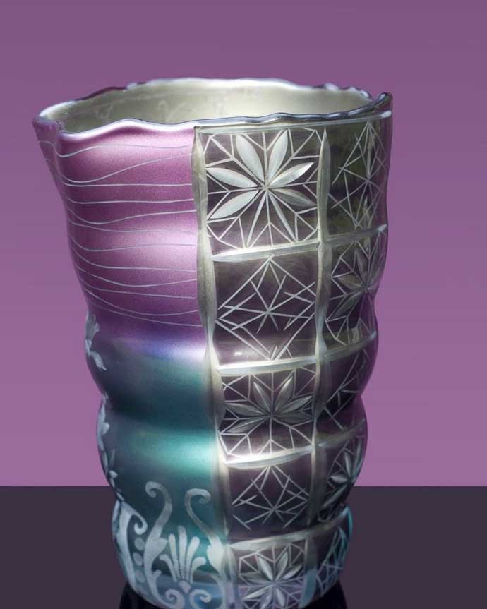 Váza z kolekcie To be, fúkanie do formy, diaryt, brus, striekaná farba, 2011. Foto archív M. R. 