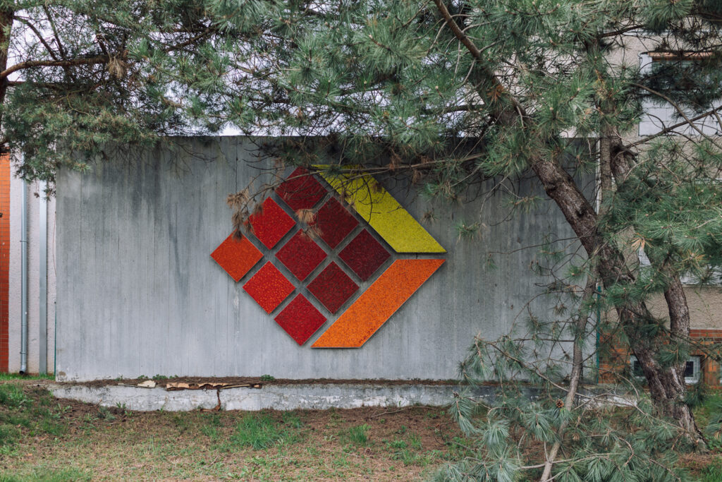 Michal Kern, mozaika na betónovej stene, Kamenná ulica, 1980. Foto Marek Jančúch, archív PGU