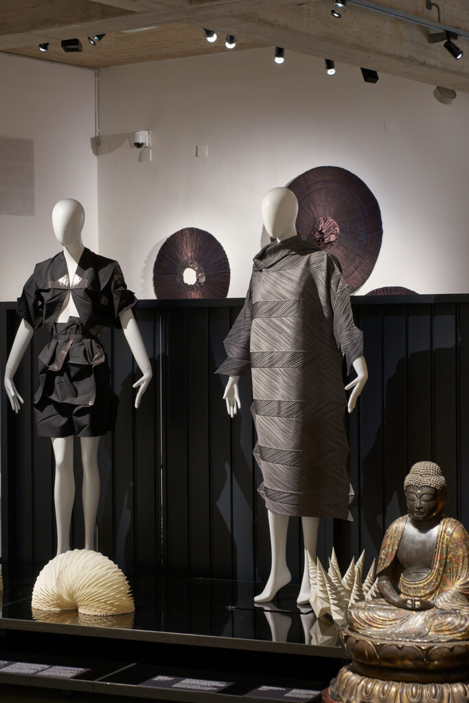 Zľava doprava: Issey Miyake: Reality Lab.,
No. 1 (sako) / No. 5 (sukňa) z kolekcie 132
5. Kolekcia ISSEY MIYAKE, 2010;
Issey Miyake: plisované šaty z kolekcie
Pleats Please, začiatok 21. storočia.
© MAK/Georg Mayer