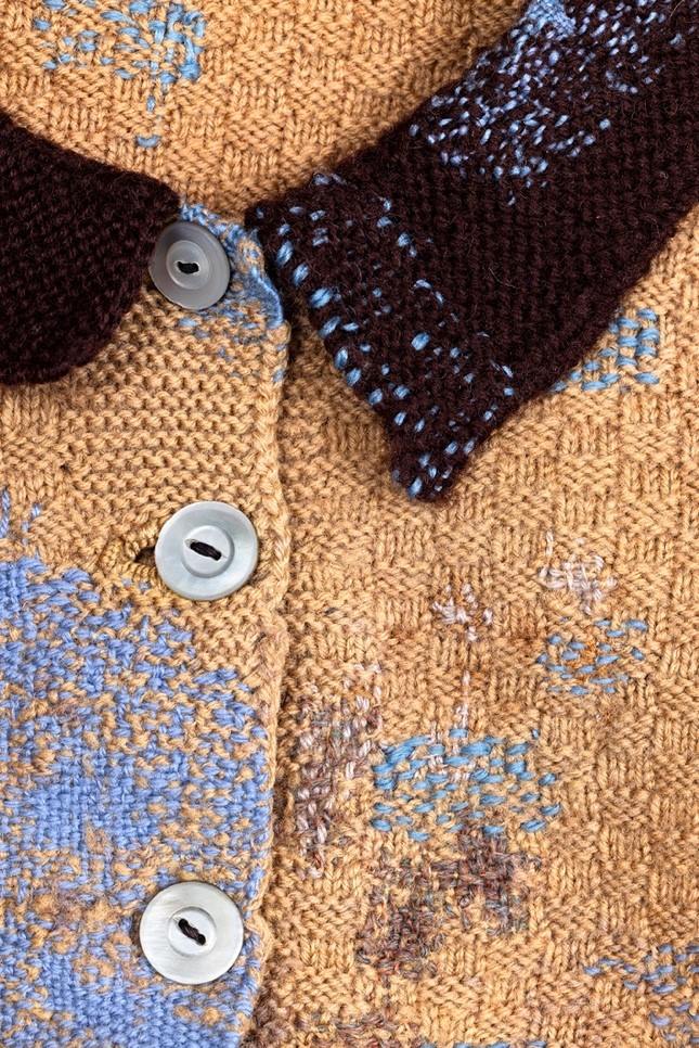 Celia Pym, Mended Brown Cardigan, 2023, pôvodný ručne štrikovaný poškodený sveter opravený rôznymi modrými bavlnkami, © Celia Pym, photo: Michele Panzeri