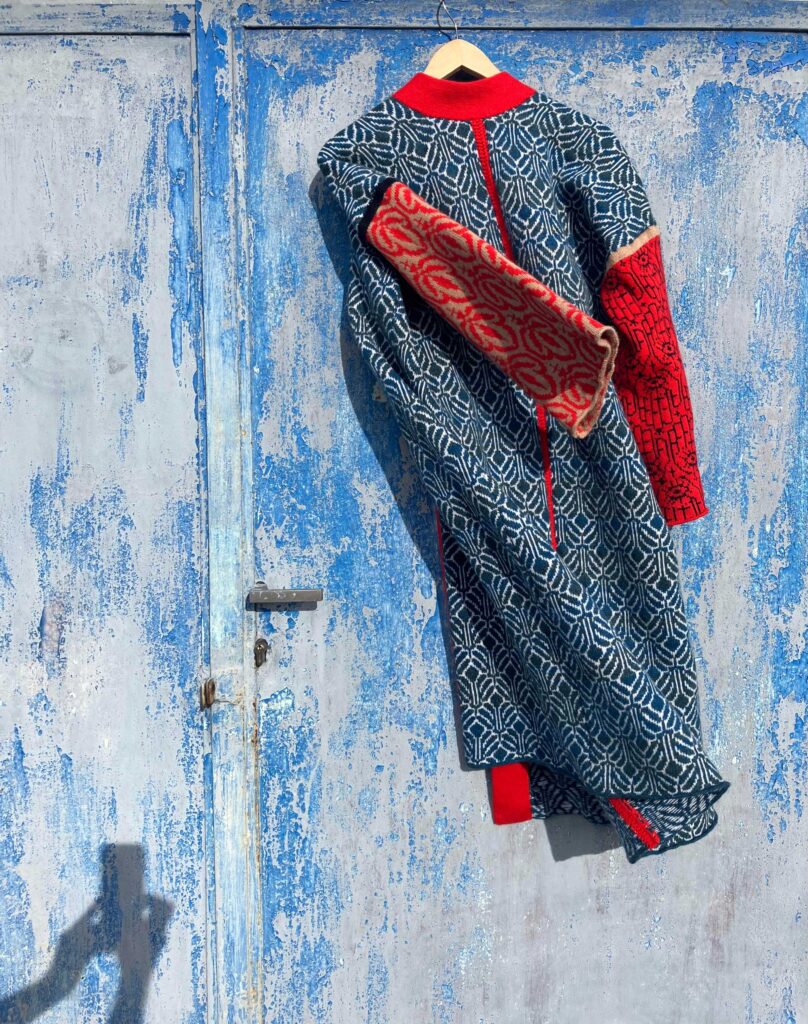 Kimono. Autorský žakárový vzor Silvia Varčová, kašmír a jahňacia vlna, strojové pletenie, 2023. Foto Silvia Varčová
