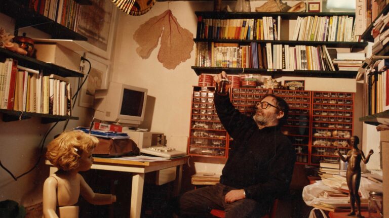 Pavel Blažo vo svojej pracovni, 80. roky 20. storočia.