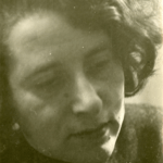 Neznámy autor (pravdepodobne Imro Weiner-Kráľ): Portrét Ireny Blühovej, želatínová fotografia, 30. roky 20. storočia. Slovenské múzeum dizajnu