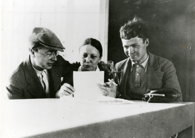 Irena Blühová: Z cyklu Bauhaus – Dessau (Otti Berger s poslucháčmi Kahmkom a Heubnerom), želatínová fotografia, 1931. Slovenské múzeum dizajnu