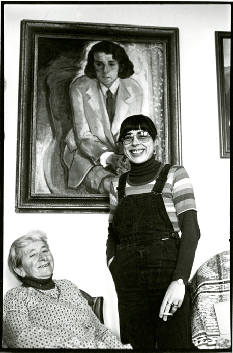 Neznámy autor: Irena Blühová so svojou dcérou Zuzanou Blühovou, želatínová fotografia, prelom 60. a 70. rokov 20. storočia. Slovenské múzeum dizajnu