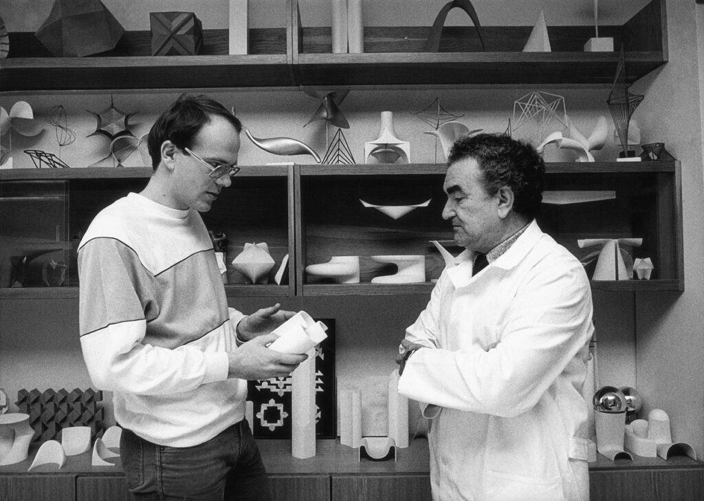 František Crhák so študentom
Miroslavom Bernátkom pri skúšaní
z výtvarnej geometrie, 1985.
Archív KGVUZ