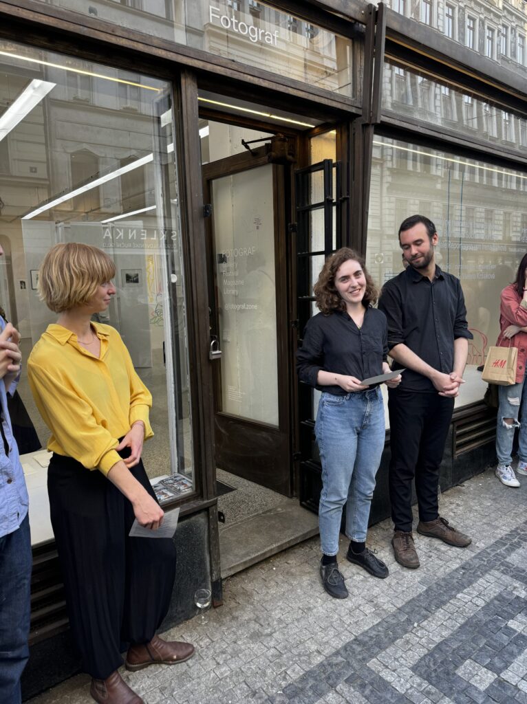 Vernisáž výstavy Sociálne reportáže Ireny Blühovej, sprava David Bláha, Valéria Kršiaková, Claudia Schramke. Foto  Maroš Schmidt