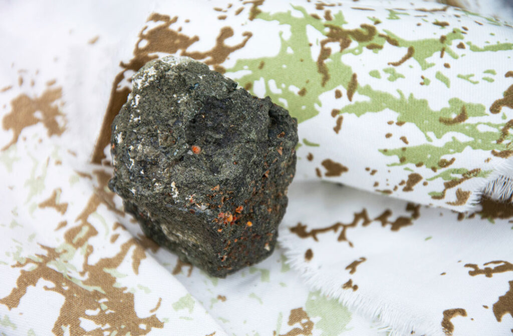 Tlač na bavlnu zelenou horninou celadonit, 2024. Foto archív P. V.