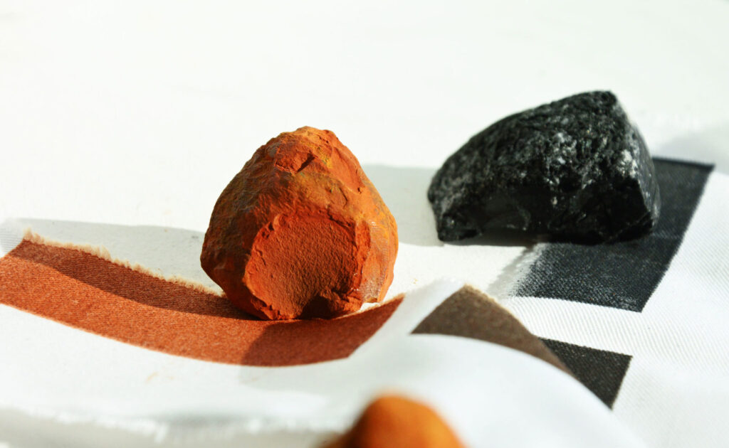 Tlač na bavlnu červenou horninou a uhlím, s ktorým sa dá pracovať samostatne, alebo je možné miešať ho dohromady s inými minerálnymi pigmentmi, 2023. Foto archív P. V.