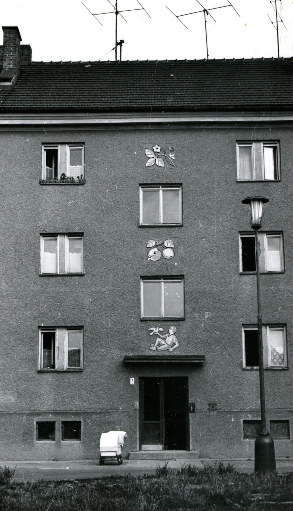 Sgrafitová výzdoba obytných domov na sídlisku Píly v Prievidzi – realizácia, 1958. Archív SMD – pozostalosť Imricha Vysočana 