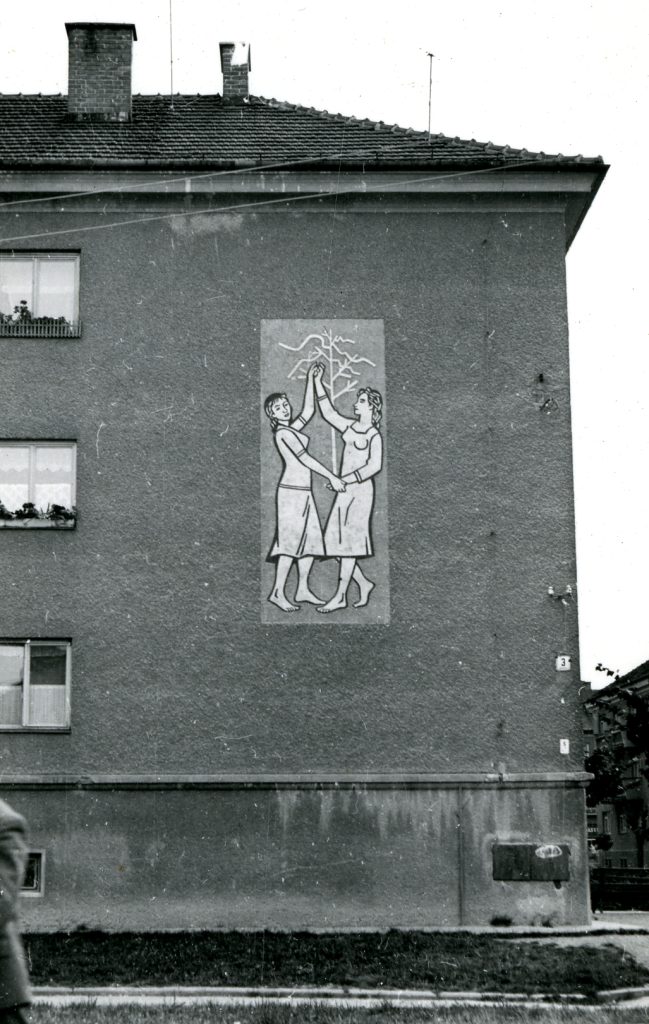 Sgrafitová výzdoba obytných domov na sídlisku Píly v Prievidzi – realizácia, 1958. Archív SMD – pozostalosť Imricha Vysočana 