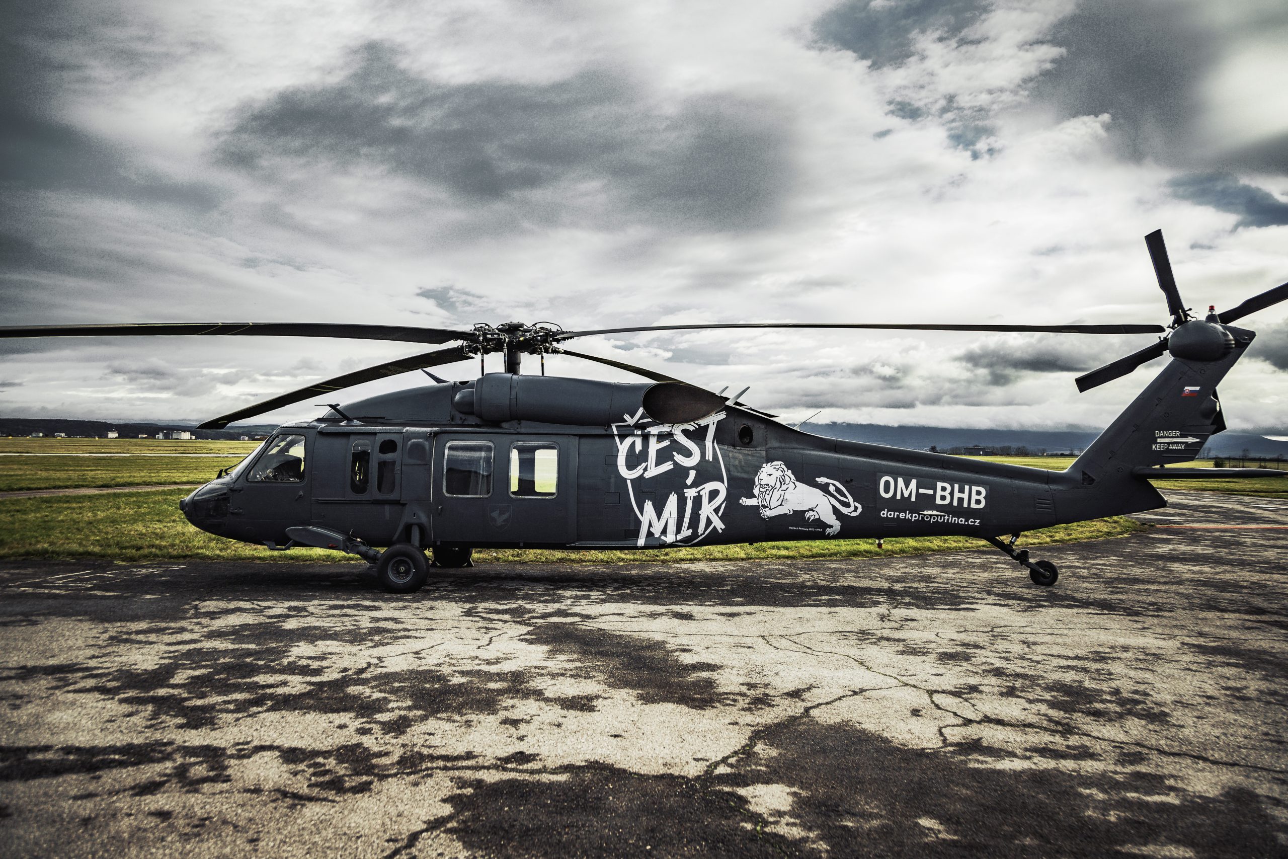 Vrtuľník Čestmír Sikorsky UH 60 Black Hawk, grafické riešenia na kampaň zbierky Dárek pro Putina, 2023. Foto: Jozef Kadela