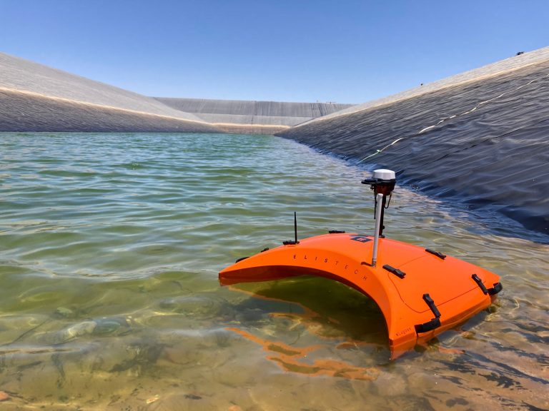 Pláva ako kačka, meria ako laboratórium – Elis eLagoon dron na detekciu priesakov