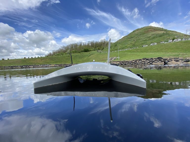 Pláva ako kačka, meria ako laboratórium – Elis eLagoon dron na detekciu priesakov