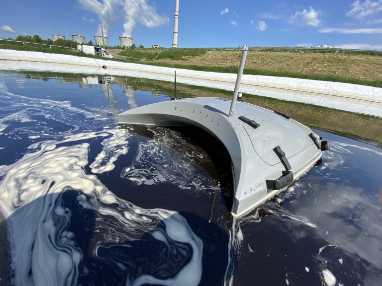 Pláva ako kačka, meria ako laboratórium – Elis eLagoon dron na detekciu priesakov