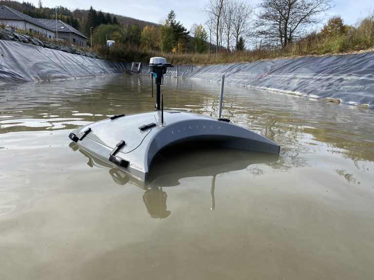 Pláva ako kačka, meria ako laboratórium – Elis eLagoon dron na detekciu priesakov