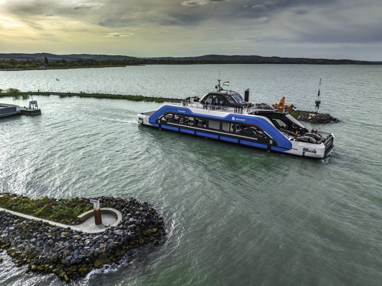 Bahart lode pre jazero Balaton