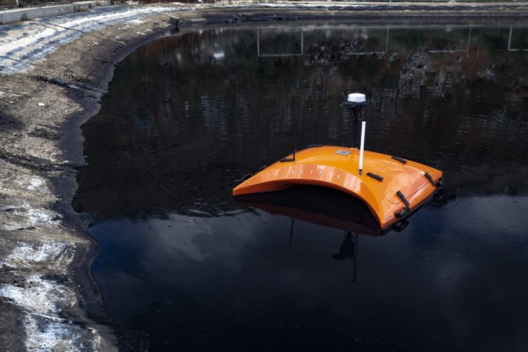 Pláva ako kačka, meria ako laboratórium – Elis eLagoon dron na detekciu priesakov