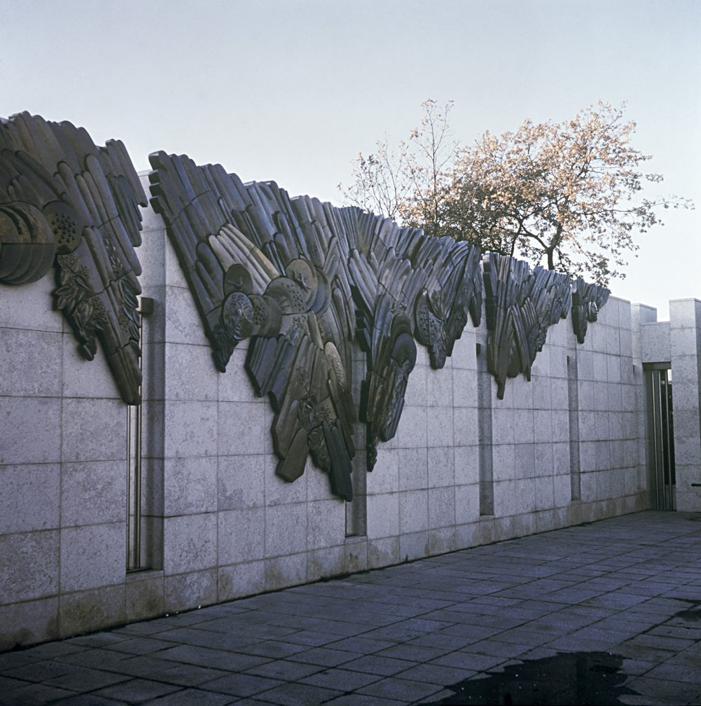 Reliéf, átrium Veľvyslanectva ČSSR
v Bonne, 1987. Stav neznámy.
Architektúra: Ľ. Jendreják,
L. Kušnír, P. Puškár, J. Šilinger.