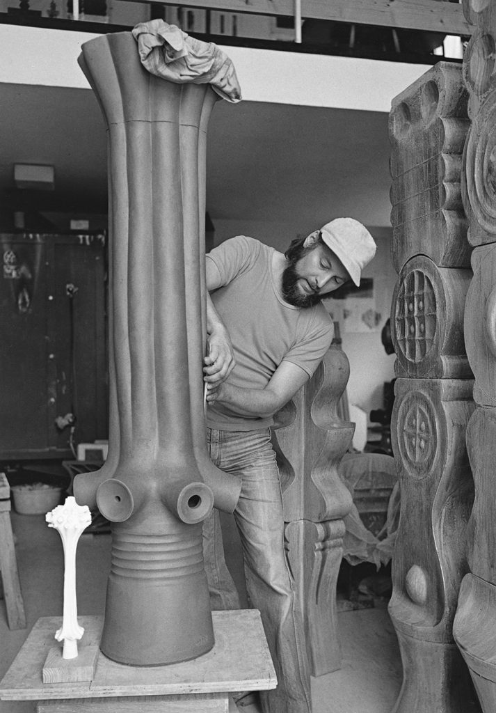 Juraj Marth v ateliéri pri práci na
plastike ocenenej na 6. celoslovenskej
výstave užitého umenia a priemyselného
výtvarníctva v Bratislave, 1968.