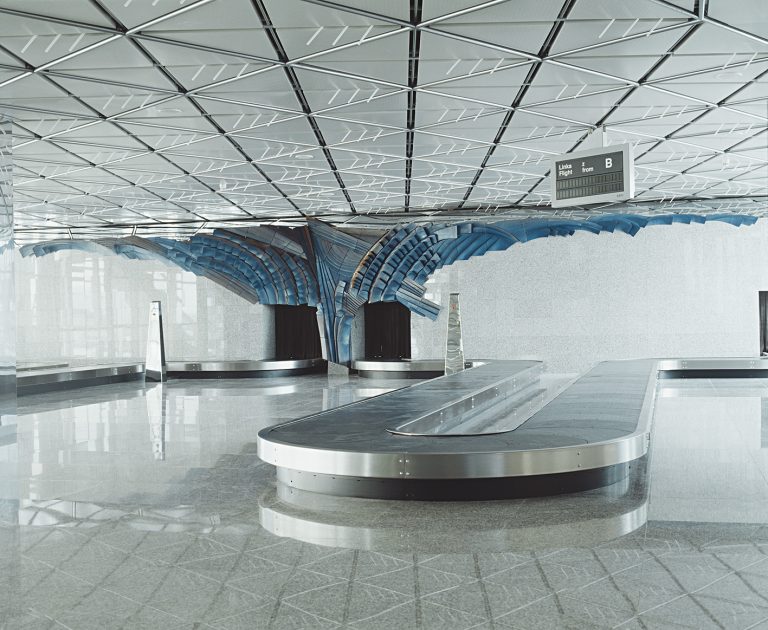 Reliéf v príletovej hale vybavovacej budovy II, Letisko M. R. Štefánika v Bratislave, 1996. Zaniknuté. Architektúra, interiér: Rastislav Janák, Oľga Janáková, Rudolf Melčák, Jan Uchytil.