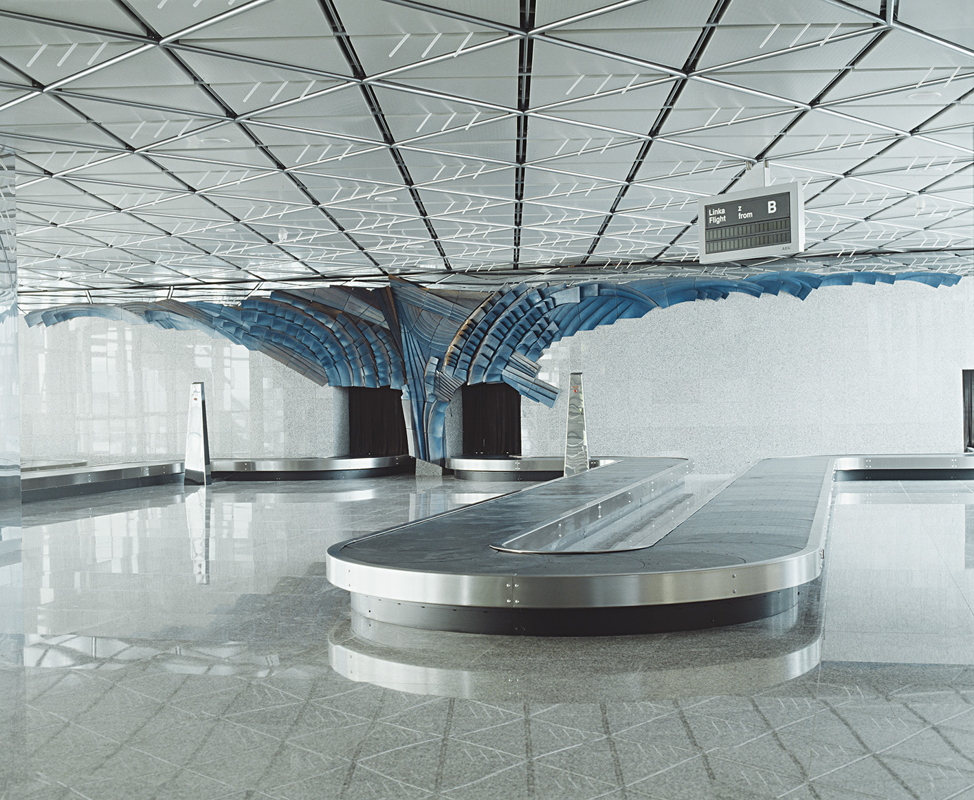 Reliéf v príletovej hale vybavovacej budovy II, Letisko M. R. Štefánika v Bratislave, 1996. Zaniknuté. Architektúra, interiér: Rastislav Janák, Oľga Janáková, Rudolf Melčák, Jan Uchytil.