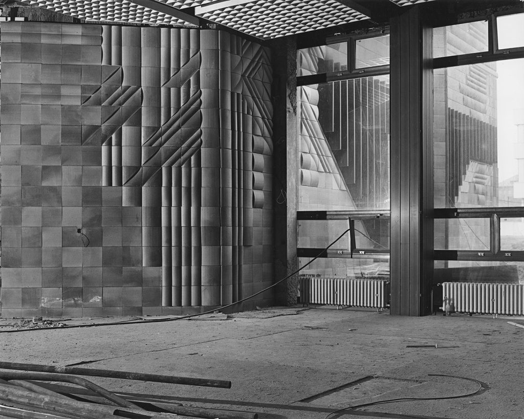 Keramický obklad a reliéfy, Mestský
úrad v Žiline (bývalé OV KSS), 1987.
In situ. Spolupráca: Ladislav Sulík.
Architektúra: Viera Mecková.