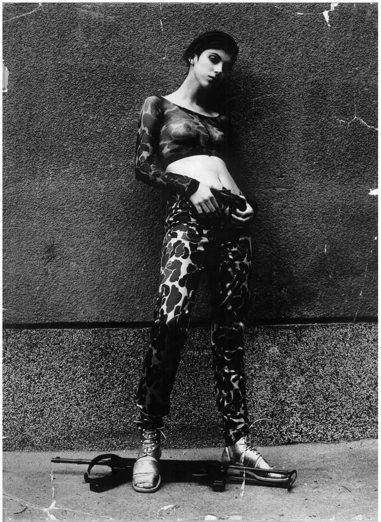 Hannes M. Schlick: Fotoeditoriál pre taliansky módny časopis Moda. Sarajevo 1994. Modelka: Šejla Kamerić
