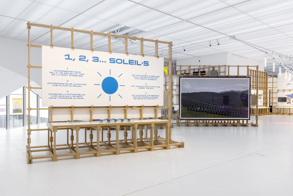 Vstup do výstavy
s fotografiou Les Mées od
Andresa Gurskeho (vpravo).
Foto © Cynthia Ammann