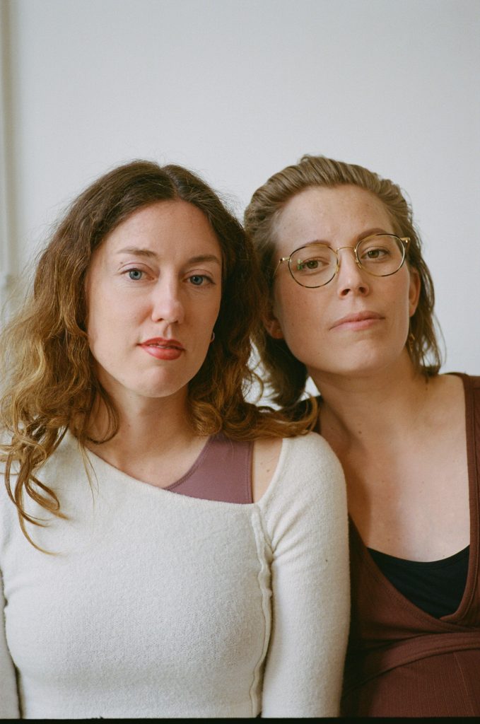 Zakladateľky Bienále
Slnka Marjan van Aubel
a Pauline van Dongen.
Foto © Tengbeh Kamar