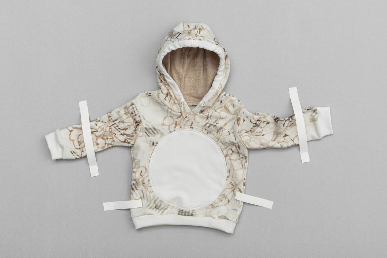 ASAP 01 – kolekcia 3 ks detské mikiny s kapucňou, veľkosť 2-3 roky, technika: autorská technika tlače dezénu moridlom a zahustenými prírodnými farbivami na bavlnenom úplete, materiál: GOTS gertifikovaná nebielená a prírodne hnedá bavlna, garden & food waste farbivá, moridlá, 2023.