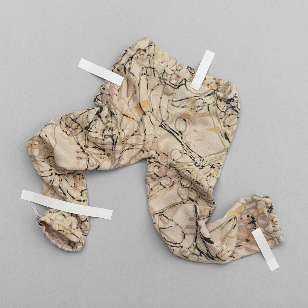 ASAP 03 – kolekcia 3 ks detské nohavice, veľkosť 2-3 a 8-9 rokov, technika: autorská technika tlače dezénu tanínom, moridlom a leptom na na tkaninu predfarbenú prírodným farbivom, materiál: GOTS gertifikovaná lyocel a tencell viskóza, garden & food waste farbivá, moridlá, taníny, kyselina citrónová, 2023.