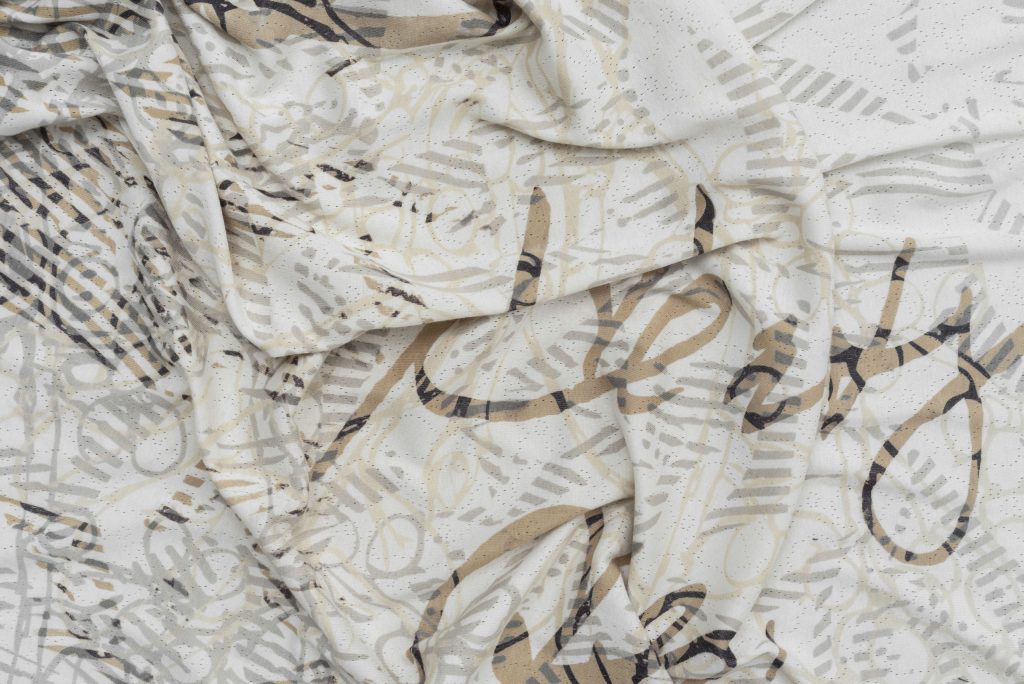 EVOLVING PRINTS 05 – placement print 85 x 140 cm, technika: sieťotlač prírodným farbivom (plody divého viniča), tanínom a moridlami (Fe, Cu), materiál: 100% bavlna (GOTS nebielený bavlnený žakárový úplet), 2023.