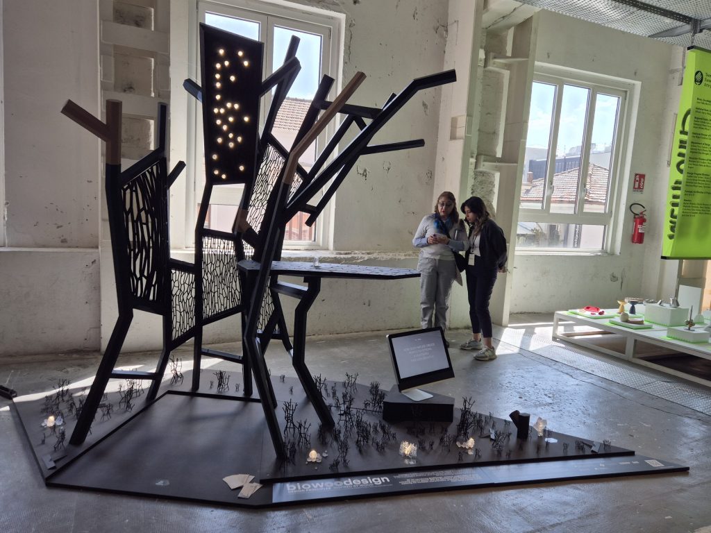 Expozícia predstavená počas Milan Design Week 2025 prekonala tradičný rámec obyčajnej prehliadky nábytku a stala sa vizionárskym vyhlásením. Jej otvorený a fluidný priestor predstavuje interpretáciu budúceho pracovného prostredia, ktoré je fundamentálne postavené na poznatkoch a princípoch biomimetiky. Nejde len o imitáciu prírody, ale o hlboké pochopenie jej funkčných mechanizmov. Autori priestorového riešenia Zuzana Tončíková, Marián Ihring, Roman Nôta, Júlia Kaštierová. Foto: Zuzana Tončíková